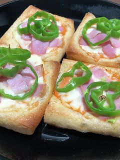 ベーコンとピーマンの【油揚げピザ】-レシピのメイン写真