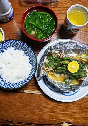 秋鮭きのこホイル蒸し！菊菜と豆腐のおつゆ-レシピのメイン写真