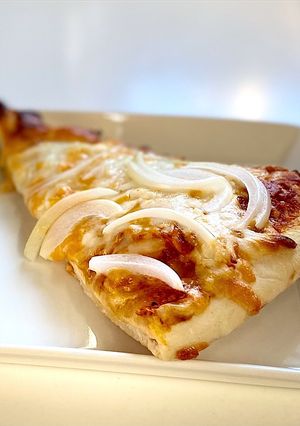 市販のピザにスライス玉ねぎどっさり-レシピのメイン写真