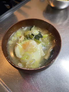 キャベツ小松菜油揚げ、と落とし卵の味噌汁-レシピのメイン写真