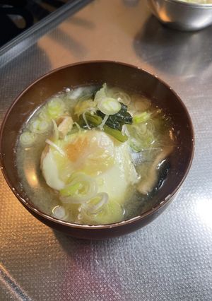 キャベツ小松菜油揚げ、と落とし卵の味噌汁-レシピのメイン写真