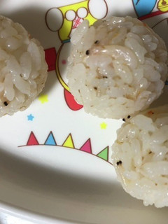 小エビおにぎり 幼児食-レシピのメイン写真