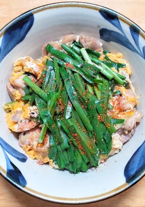 ニラ入りの親子丼-レシピのメイン写真