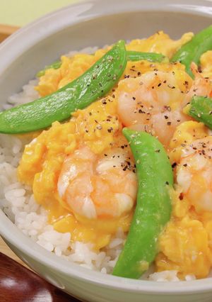 スナップえんどうとエビのふんわり卵丼-レシピのメイン写真