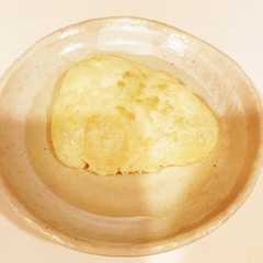 รูปของ 不思議な食感…レンジでチーズおせんべい？