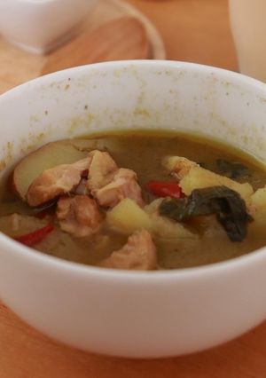 缶詰グリーンカレーに皮付きポテト-レシピのメイン写真