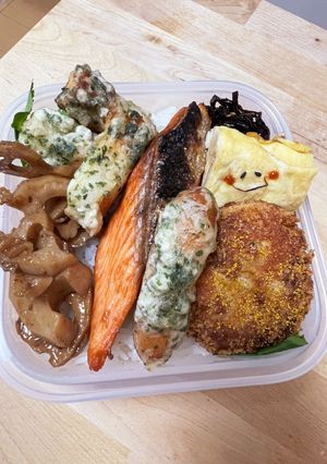 鮭とメンチカツ☆ちくわの天ぷらのり弁当-レシピのメイン写真
