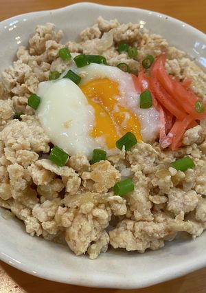 塩麹そぼろ丼～温泉卵のせ～-レシピのメイン写真