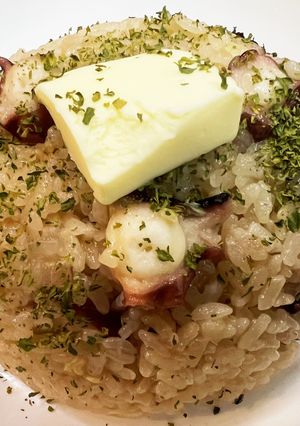 炊飯器でタコ入りガーリックバターライス-レシピのメイン写真