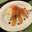 スモークサーモンの黒ゴマかけ