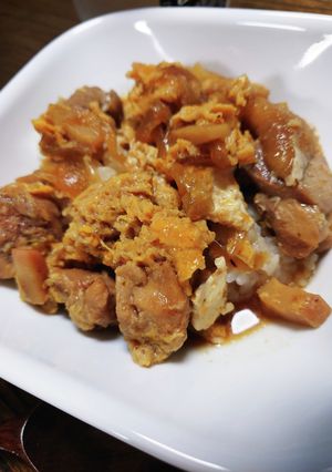 濃いめつゆだくの親子丼　かまぼこ入り-レシピのメイン写真