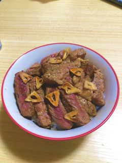 にんにくガッツリ!レアステーキ丼-レシピのメイン写真
