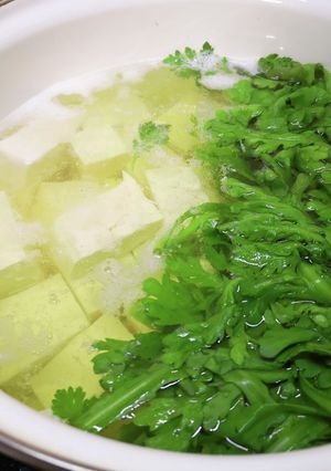 簡単春菊たっぷり湯豆腐-レシピのメイン写真