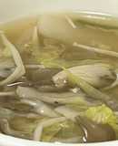 苦手でも食べられる　舞茸とえのきのスープ