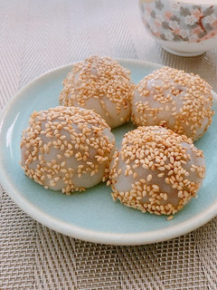 角餅で、レンジで作る揚げないごま団子♪-レシピのメイン写真