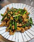 にんにくの芽と鶏肉の醤油黒胡椒炒め