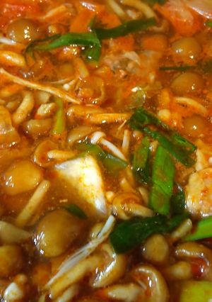 簡単美味・豆腐となめこのキムチチゲ鍋-レシピのメイン写真