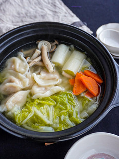 【鍋キューブで】野菜たっぷり水餃子鍋-レシピのメイン写真