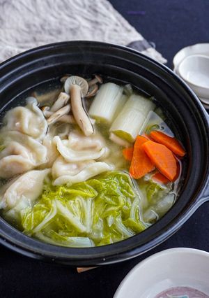 【鍋キューブで】野菜たっぷり水餃子鍋-レシピのメイン写真