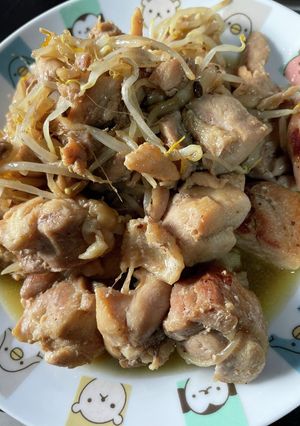 鶏肉をごま油で、もやしを添えて。-レシピのメイン写真