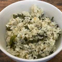 รูปของ 【簡単】しらすとワカメの炊き込みご飯