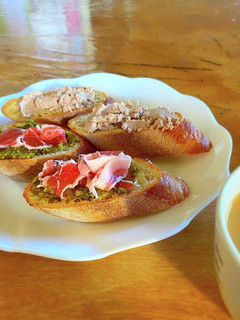 生ハムクロスティーニとレバータルティーヌ-レシピのメイン写真
