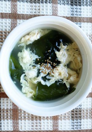 子ども喜ぶ！ふわふわ玉子とわかめのスープ-レシピのメイン写真