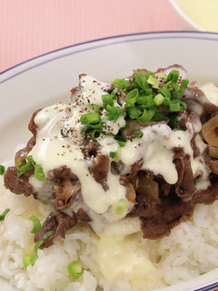 とろーりチーズソースの赤ワインビーフ丼-レシピのメイン写真