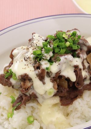 とろーりチーズソースの赤ワインビーフ丼-レシピのメイン写真
