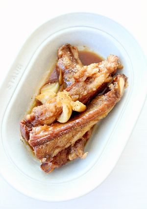 じっくり煮て柔らか【スペアリブの甘たれ煮-レシピのメイン写真