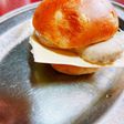 サラダチキンチーズバーガー