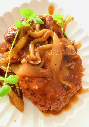 デミソースをたっぷり！煮込みハンバーグ-レシピのメイン写真