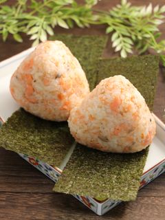 簡単!おにぎり 銀鮭ごま塩-レシピのメイン写真