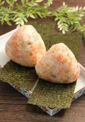 簡単！おにぎり　銀鮭ごま塩-レシピのメイン写真