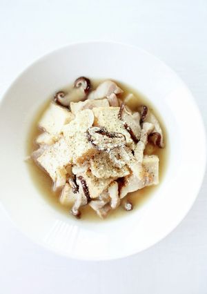 簡単に【絹揚げとベーコンのコンソメ煮】-レシピのメイン写真