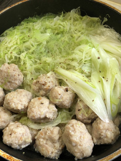 千切りキャベツと鶏団子の塩麹鍋-レシピのメイン写真