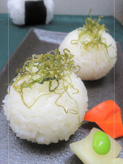 おやつわかめ な 梅塩むすび-レシピのメイン写真