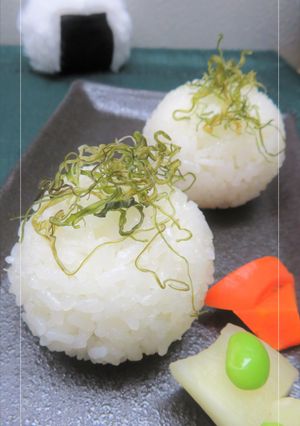 おやつわかめ な 梅塩むすび-レシピのメイン写真