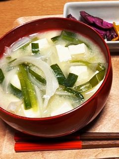 今日のみそ汁。 ニラ豆腐の味噌汁-レシピのメイン写真