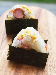 炒り卵とソーセージの黒胡椒おにぎり-レシピのメイン写真