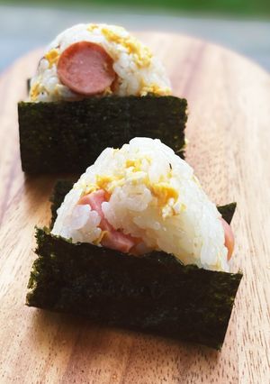 炒り卵とソーセージの黒胡椒おにぎり-レシピのメイン写真
