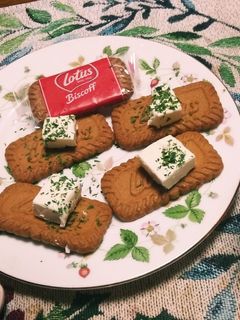 ロータスビスケットにクリームチーズon!-レシピのメイン写真