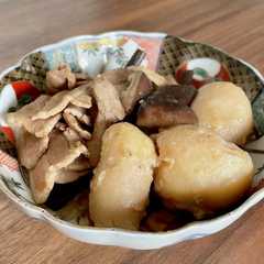 รูปของ 里芋と豚バラのとろうま煮