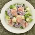 赤玉ねぎと生ハムとアボカドのサラダ