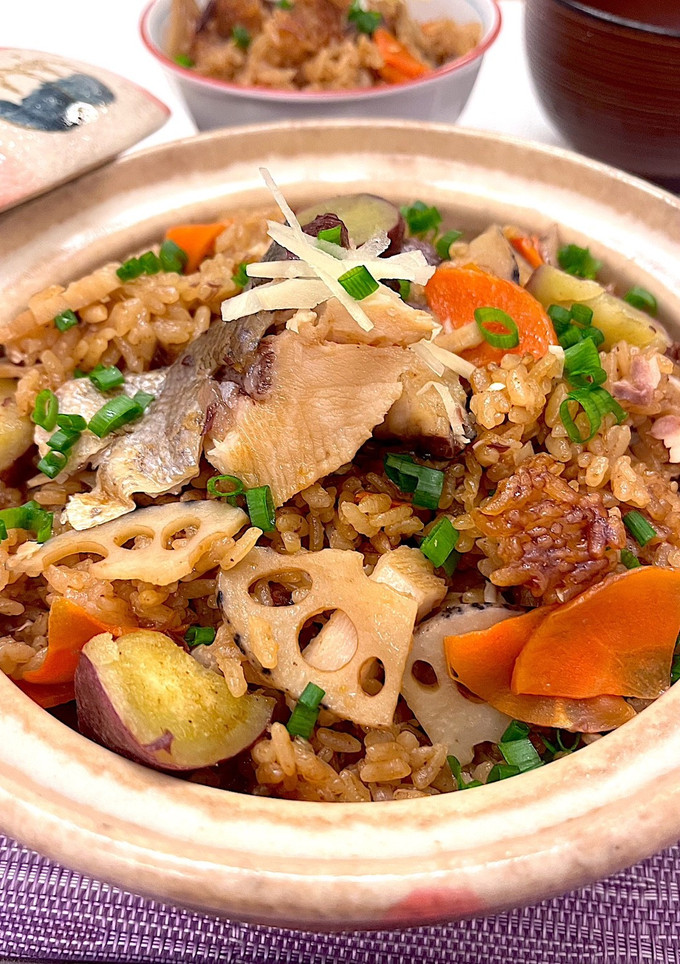 鰤と根菜の赤だし炊き込みごはん-レシピのメイン写真