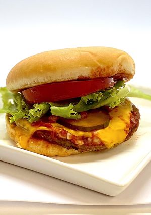 チーズバーガーにトマトとレタスをプラス-レシピのメイン写真