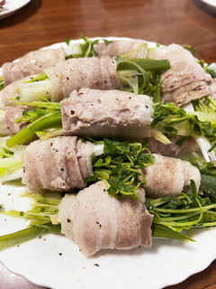 簡単!豚バラ、豆苗、長ネギ、生姜蒸し巻き-レシピのメイン写真