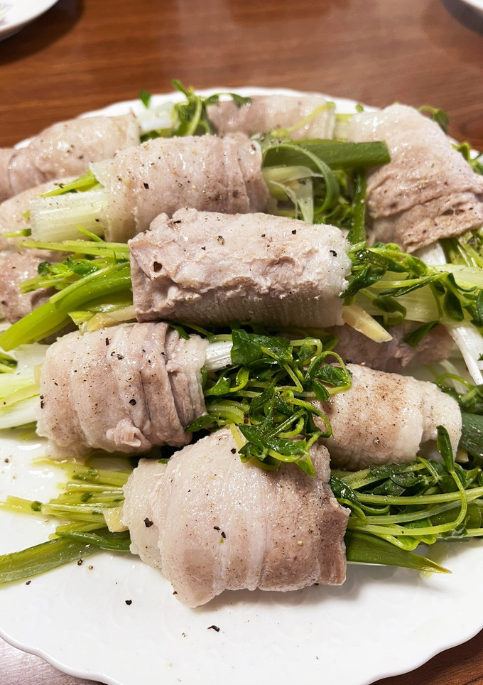 簡単！豚バラ、豆苗、長ネギ、生姜蒸し巻き-レシピのメイン写真