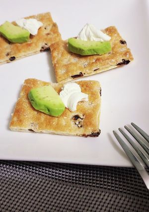 夜の當!パイのアボカドクリームチーズのせ-レシピのメイン写真