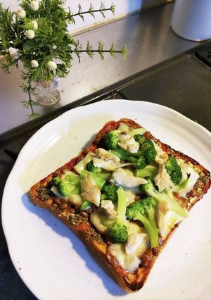 ブロッコリーとササミの納豆ピザトースト！-レシピのメイン写真